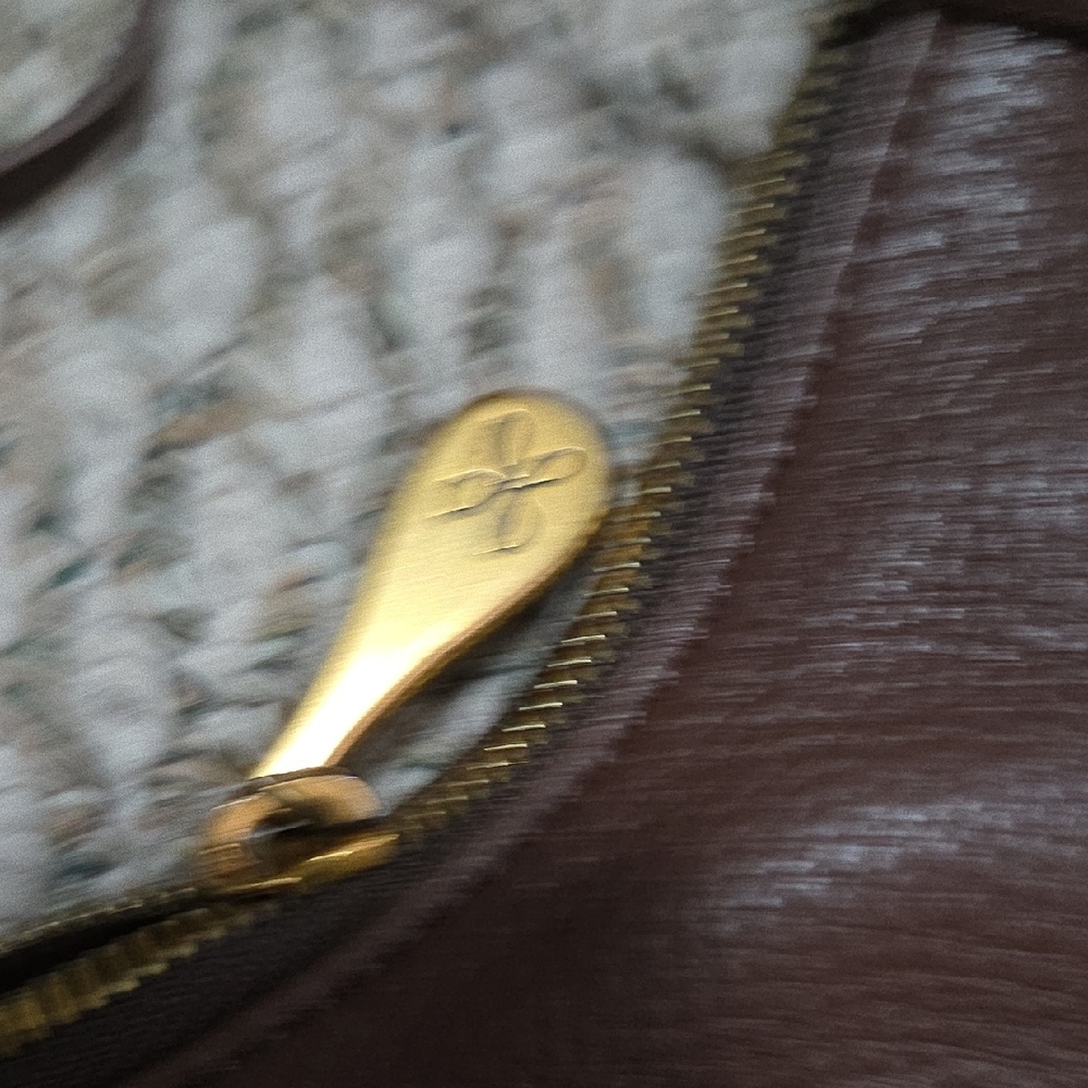 Elegant Brown Leather Shoulder Bag - Picture 3 of 8